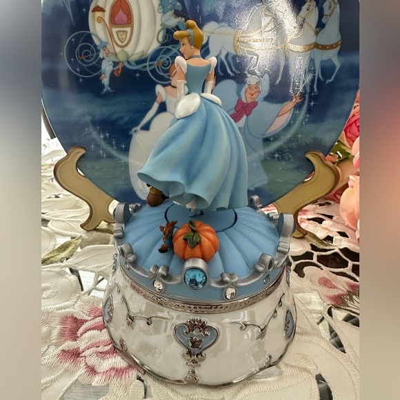 Disney Cinderella’s Dance Heirloom Music Box Collection - Picture 5 of 17